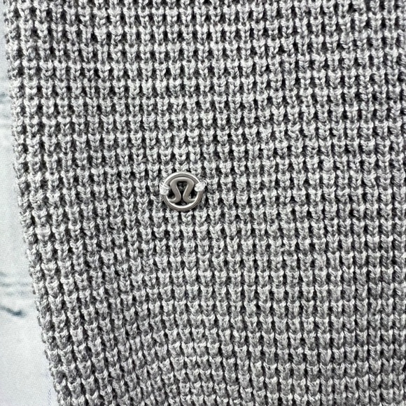 |•LULULEMON ATHLETICA•| Grey V-Neck Knit Sweater Thumbhole - Picture 4 of 9